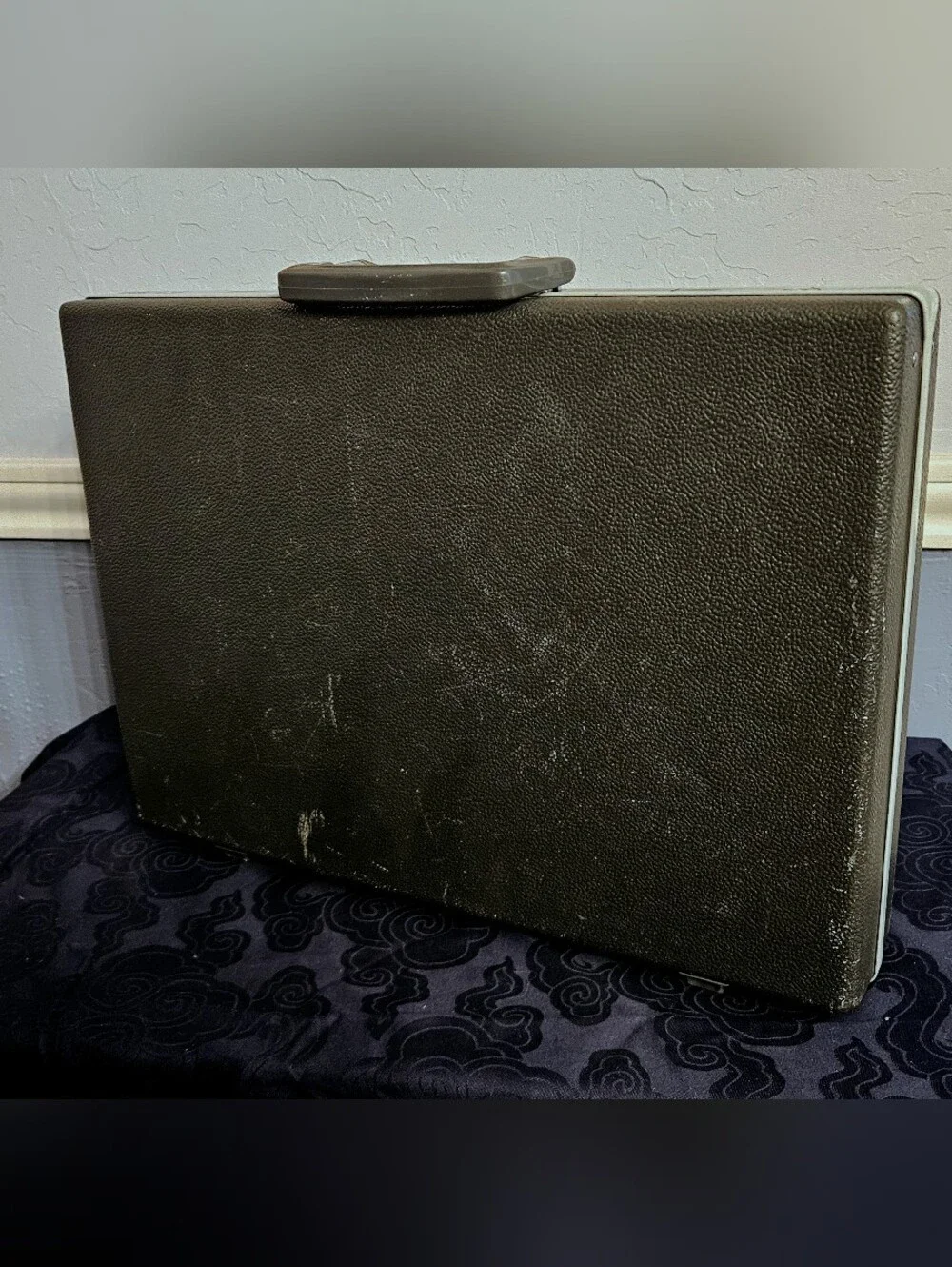 Vintage 1950-1960s Midcentury Modern Samsonite briefcase. Mad Men. Dark Academia